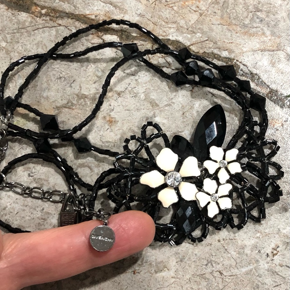 GIVENCHY Authentic Vintage Necklace. - Picture 5 of 15